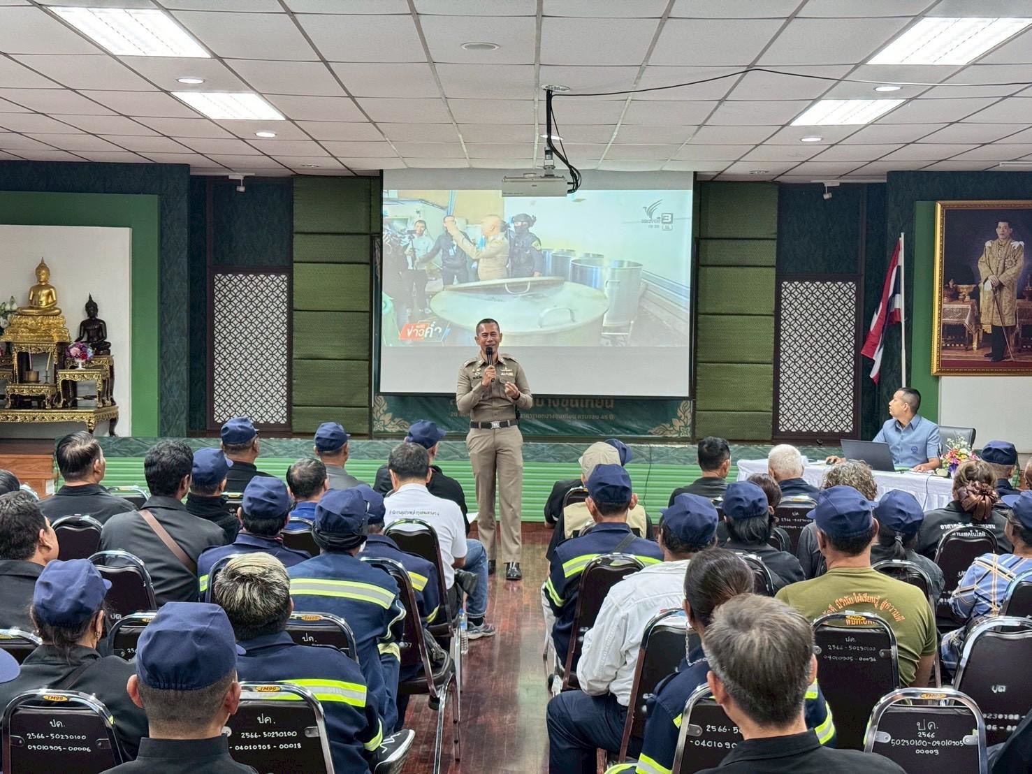 บรรยากาศการมอบหมวกนิรภัย