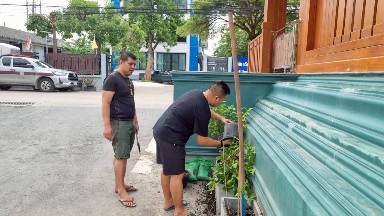 พิธีเคารพธงชาติและถวายความอาลัย