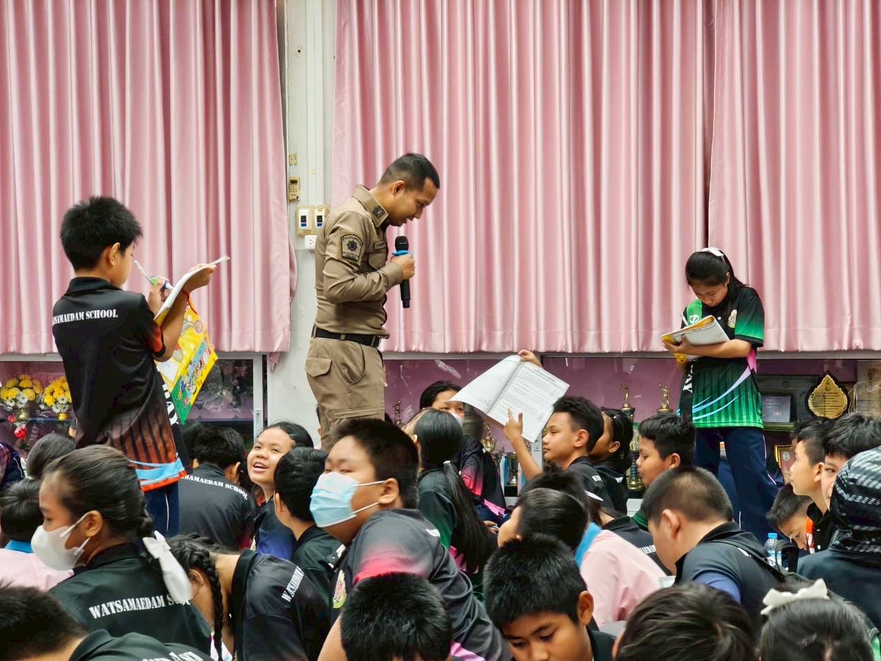 พิธีเคารพธงชาติและถวายความอาลัย