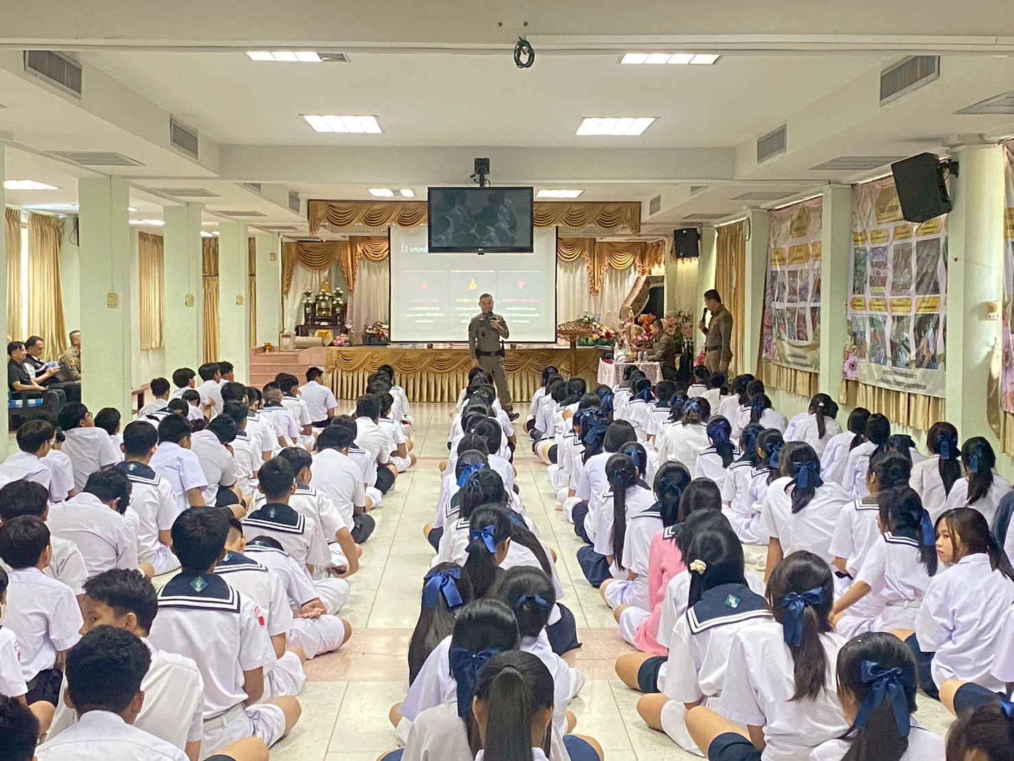 ตำรวจ สน.แสมดำ อบรมให้ความรู้เรื่องกลโกงออนไลน์แก่นักเรียน