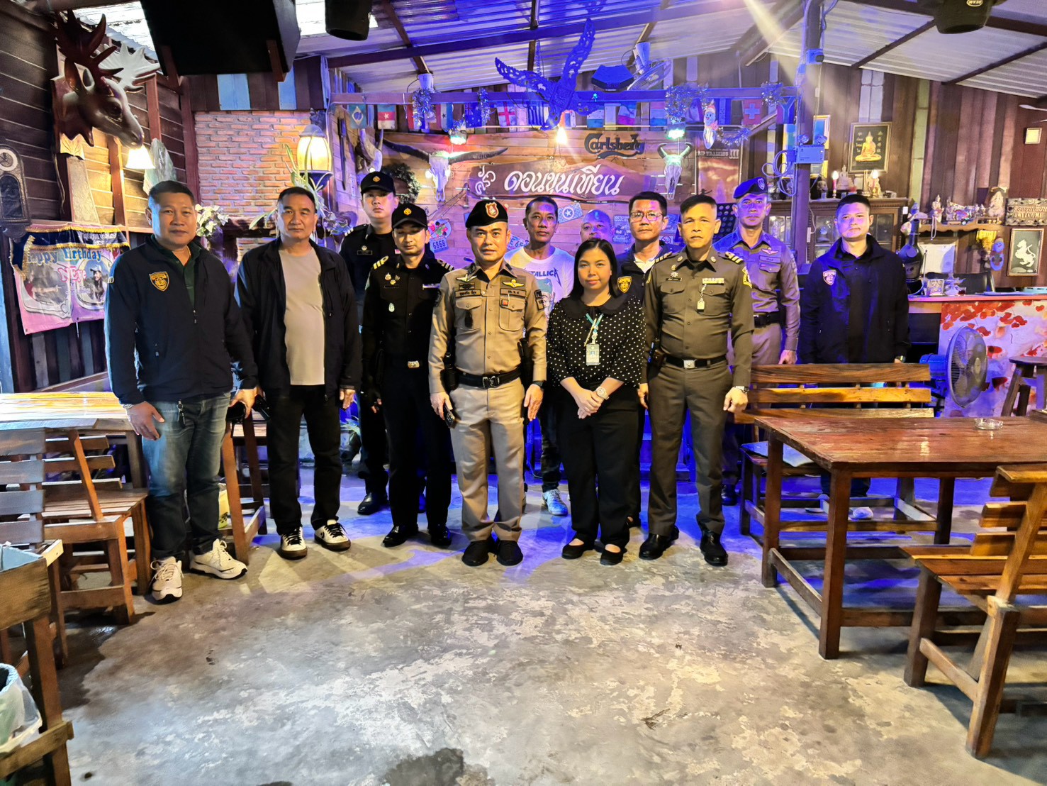 เจ้าหน้าที่ประชาสัมพันธ์มาตรการความปลอดภัยแก่ผู้ประกอบการ