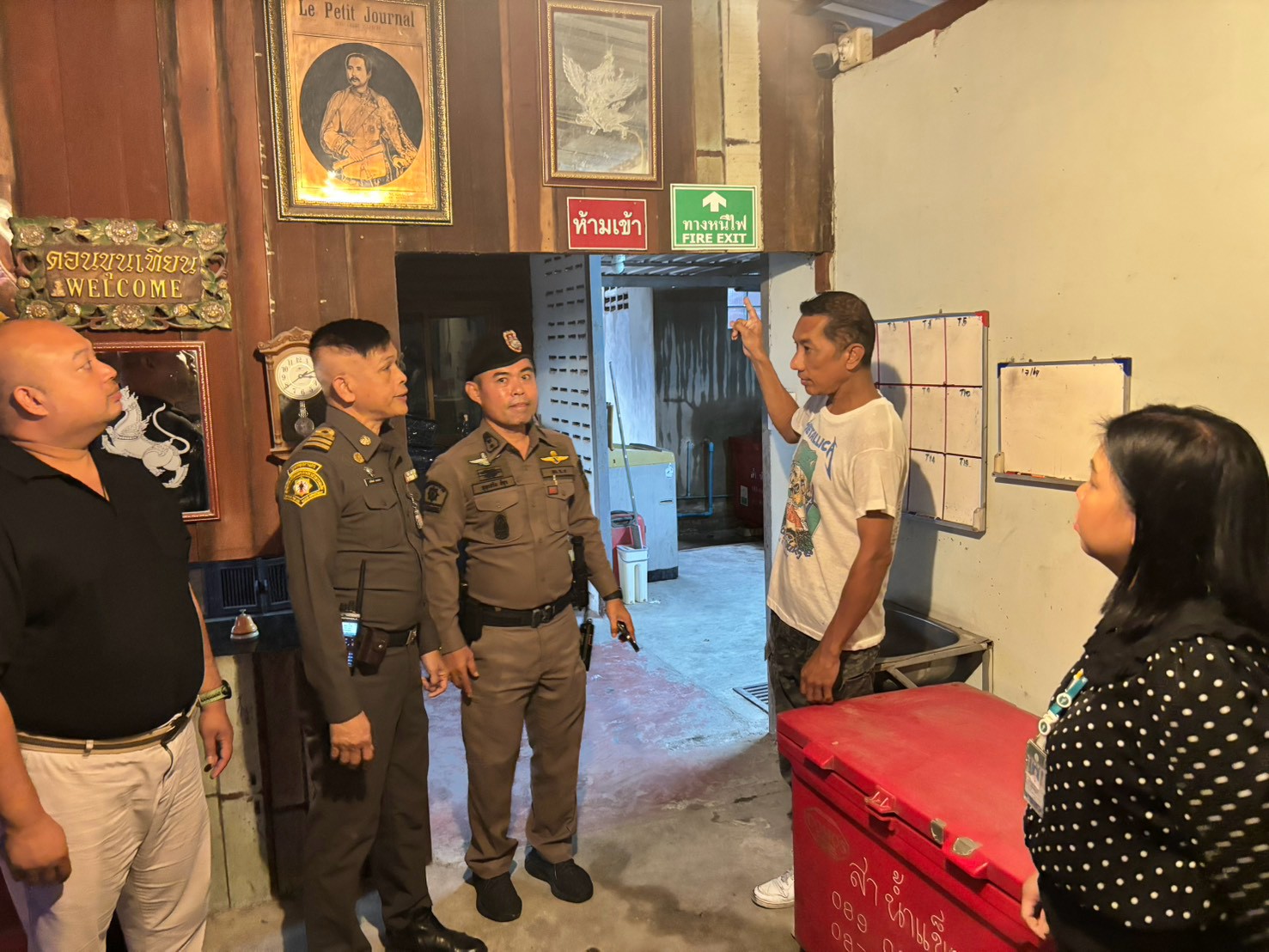 เจ้าหน้าที่ตรวจสอบระบบและอุปกรณ์ป้องกันอัคคีภัย