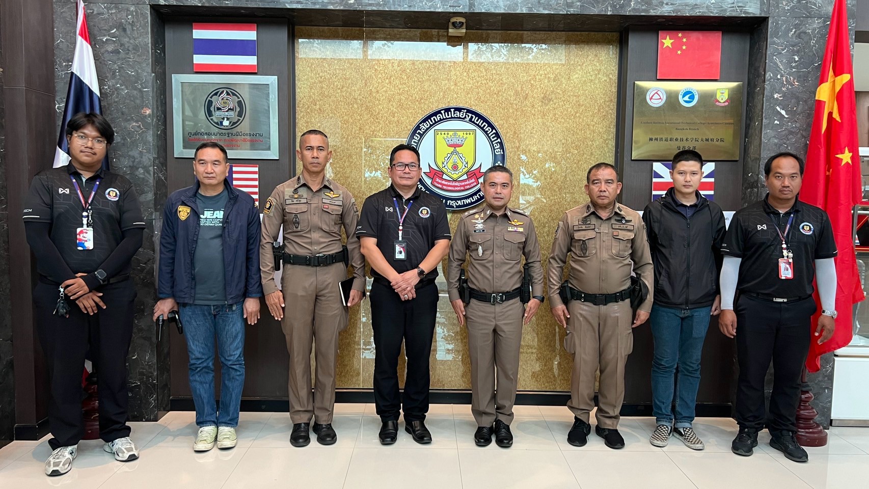 เจ้าหน้าที่ตำรวจ สน.แสมดำ ร่วมตรวจสถานประกอบกิจการคล้ายสถานบริการ