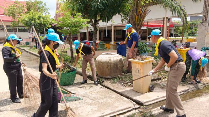 เจ้าหน้าที่ร่วมทำความสะอาดและพัฒนาพื้นที่วัดพรหมรังษี