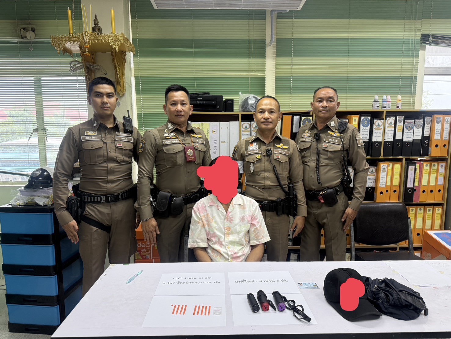จราจร สน.แสมดำ จับกุมผู้ขับขี่รถจักรยานยนต์ย้อนศร พบยาเสพติดและบุหรี่ไฟฟ้า