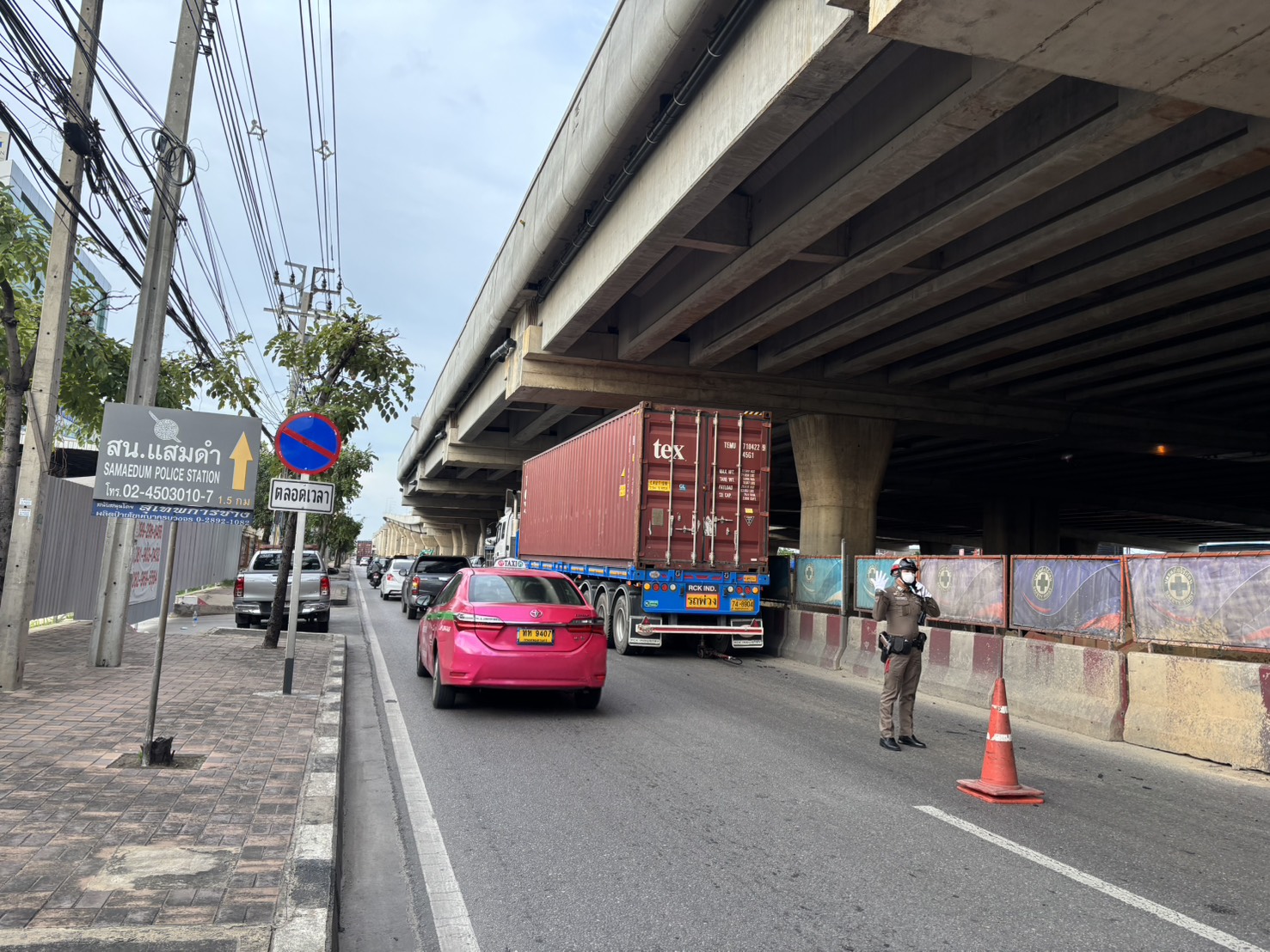 ตำรวจจราจร สน.แสมดำ เร่งระบายการจราจร