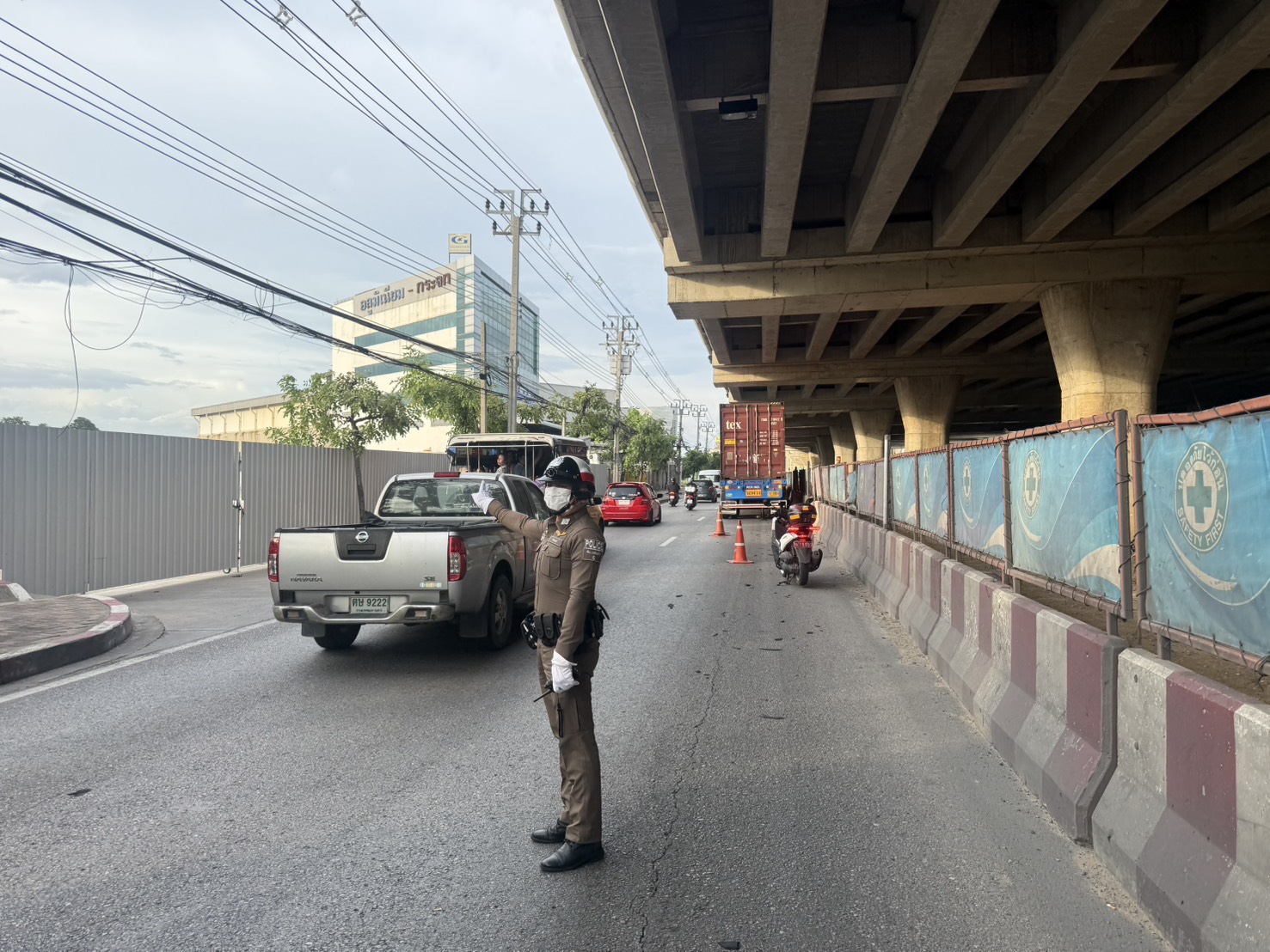 ตำรวจจราจรดูแลบริเวณจุดเกิดเหตุ