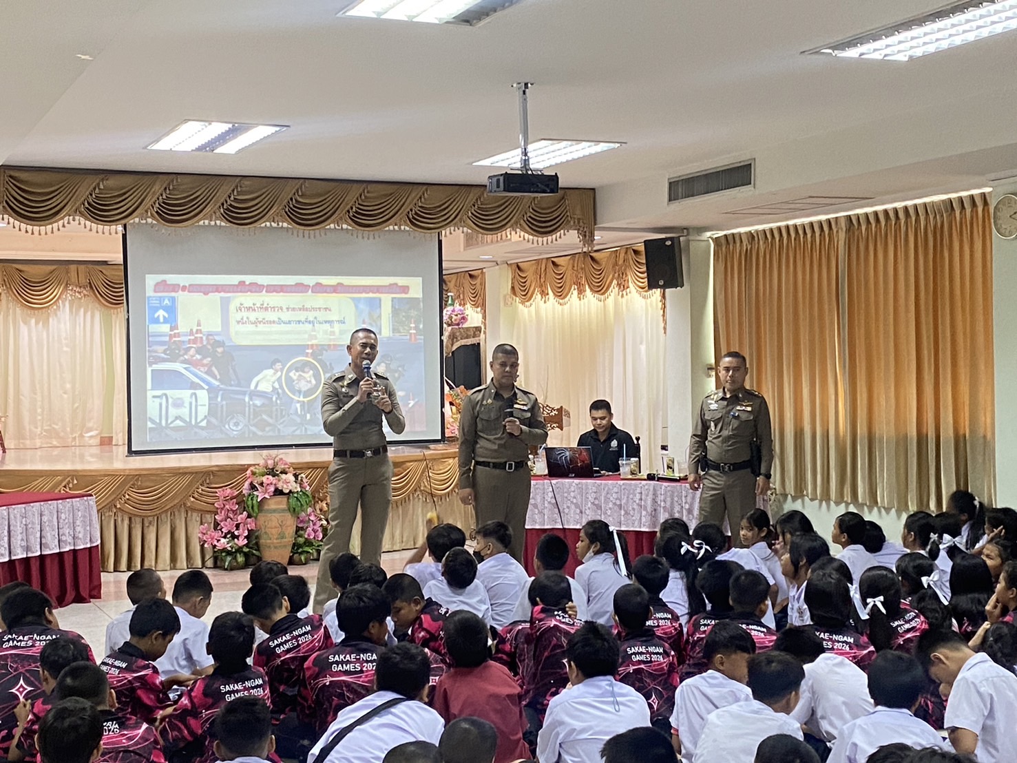 ตำรวจชุมชนสัมพันธ์ สน.แสมดำ ให้ความรู้แก่นักเรียน
