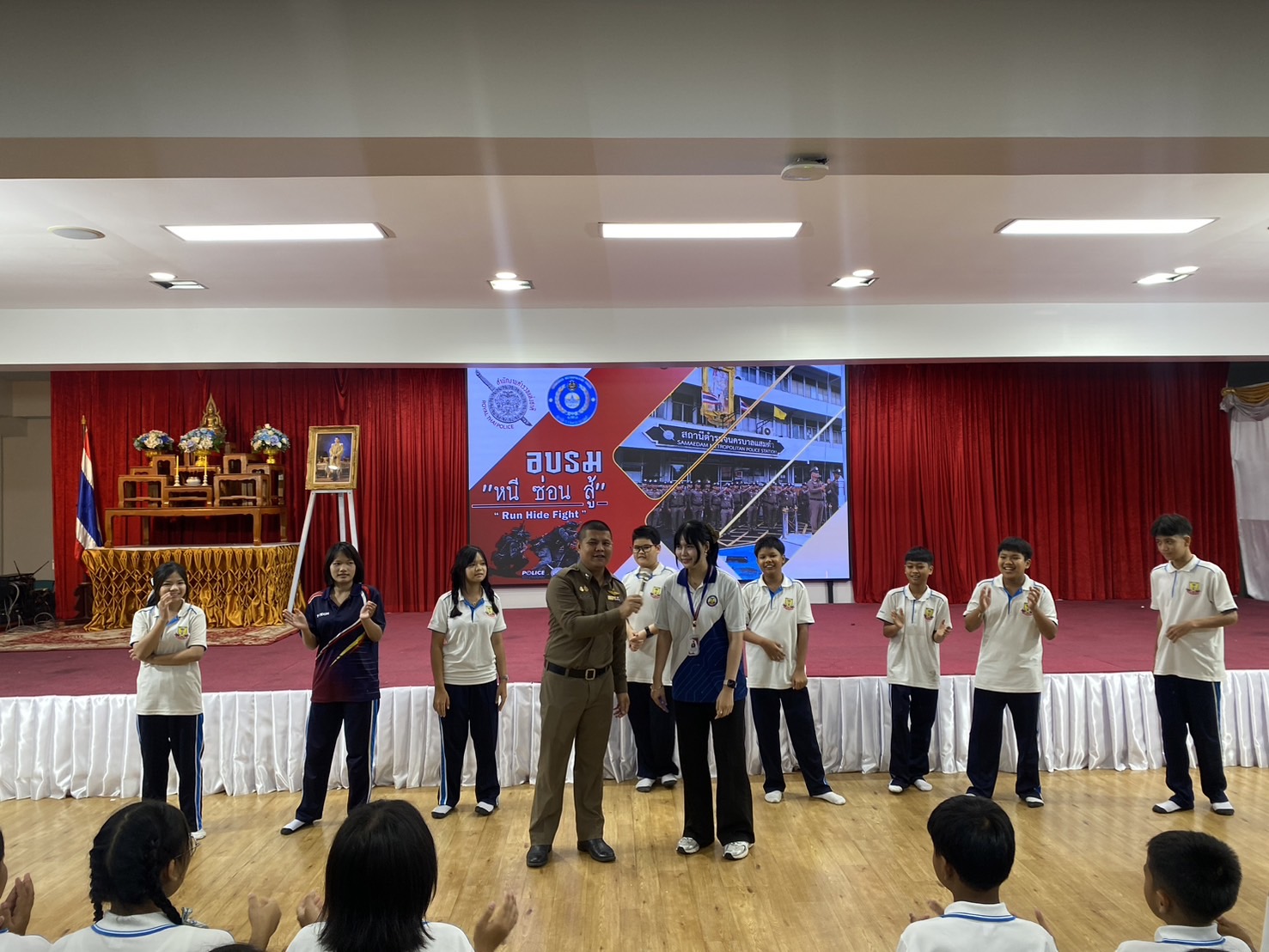 ตำรวจชุมชนสัมพันธ์ สน.แสมดำ ให้ความรู้แก่นักเรียน