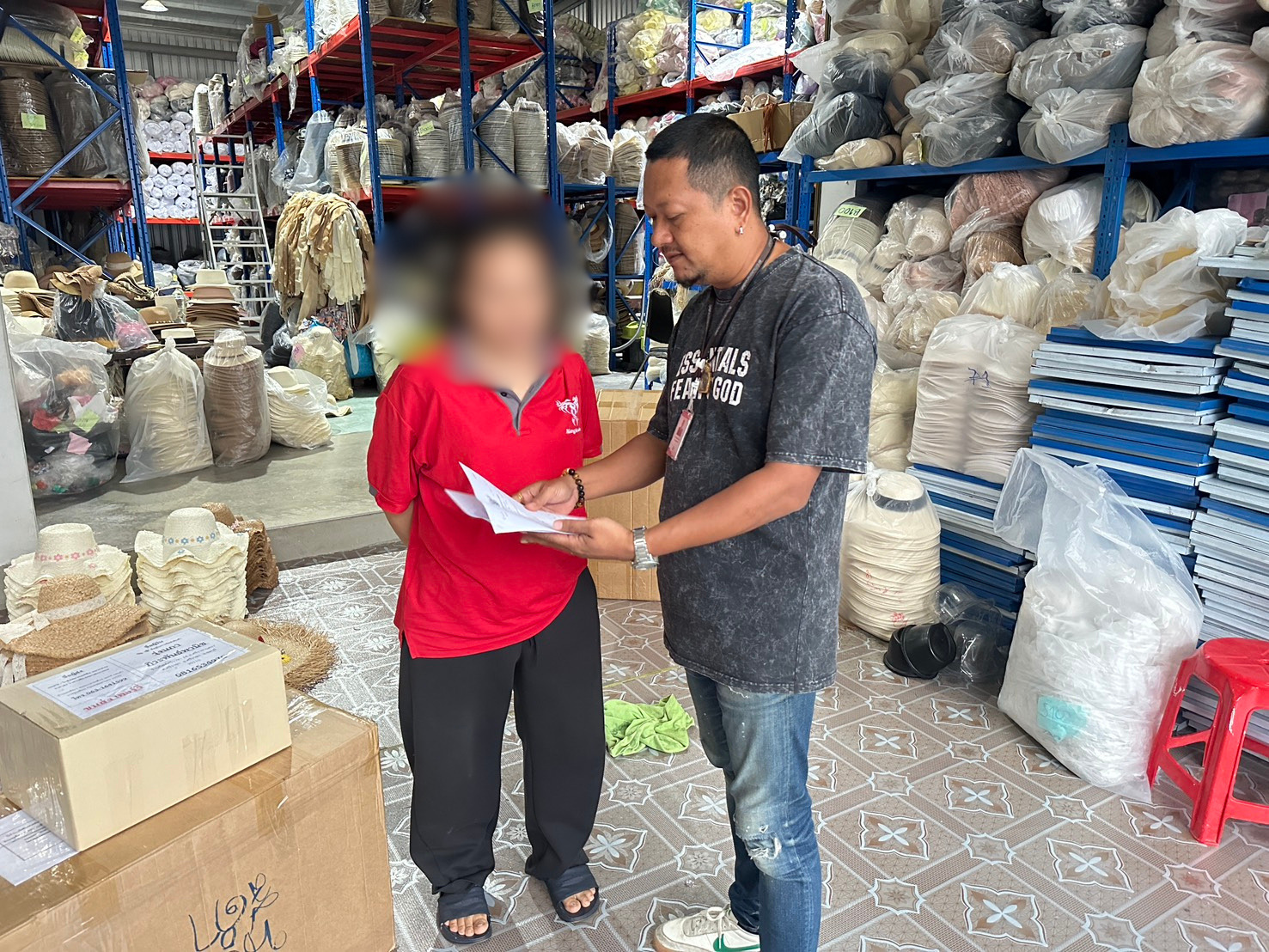 ฝ่ายสืบสวน สน.แสมดำ ปฏิบัติหน้าที่จับกุมตามหมายจับ