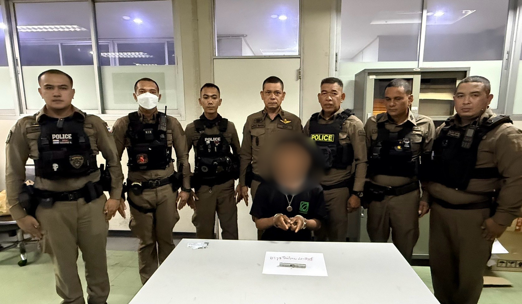 เจ้าหน้าที่ตำรวจ สน.แสมดำ จับกุมพร้อมอาวุธปืนไทยประดิษฐ์