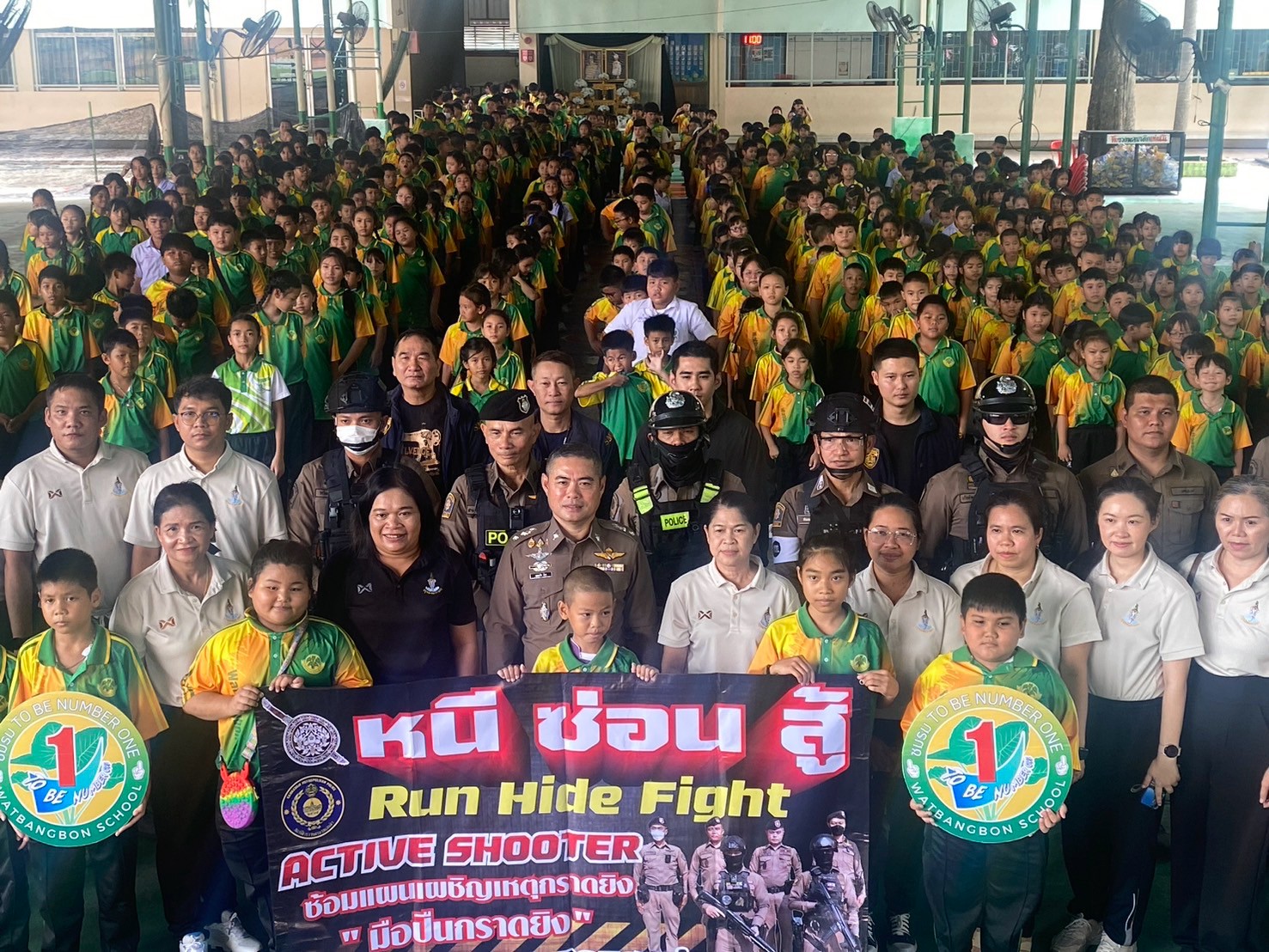 ตำรวจชุมชนสัมพันธ์ สน.แสมดำ อบรมให้ความรู้นักเรียน