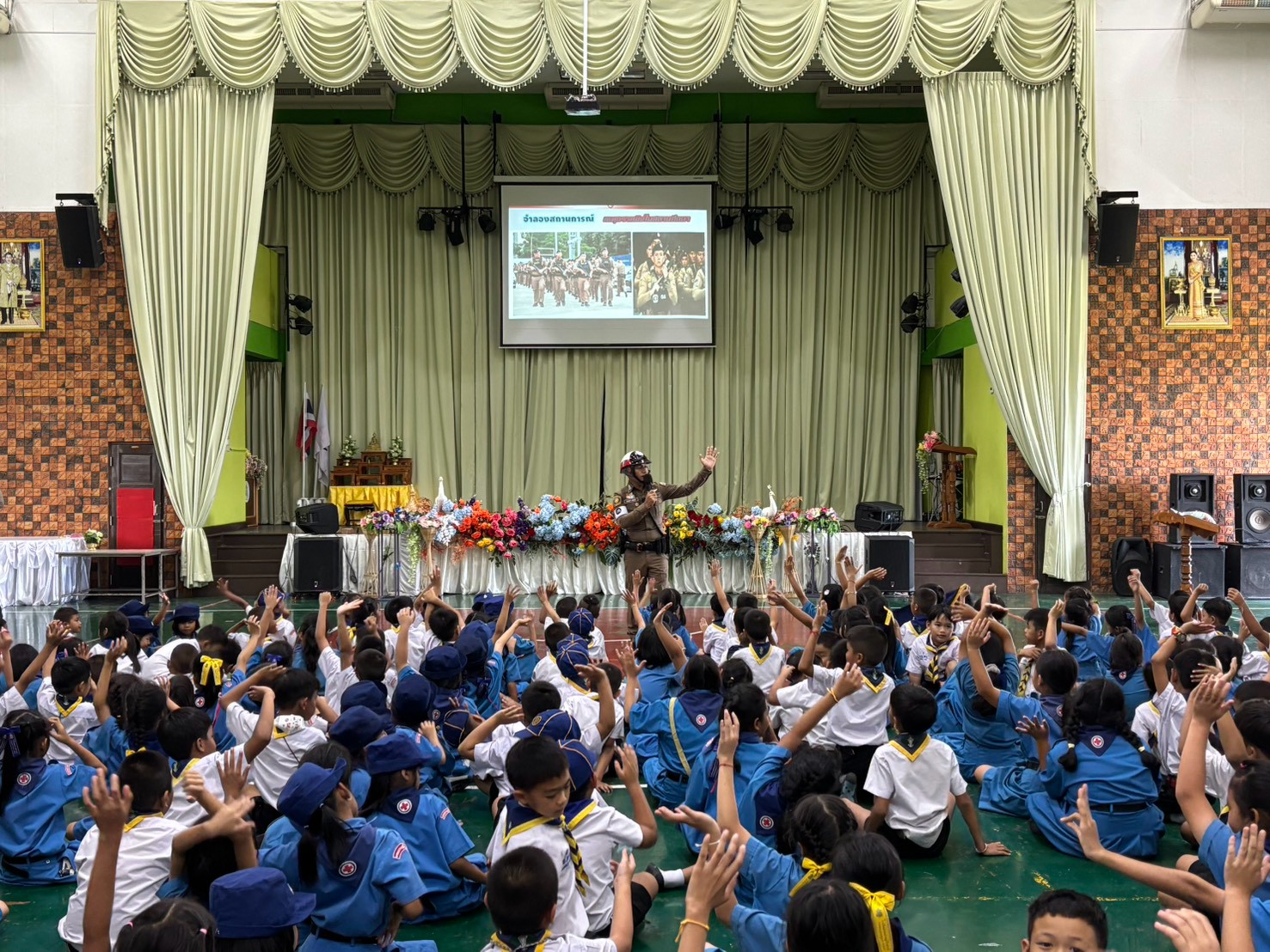 เจ้าหน้าที่ตำรวจจราจร สน.แสมดำ ให้ความรู้แก่นักเรียน
