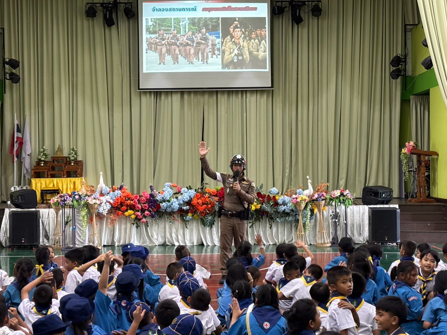 จราจร สน.แสมดำ อบรมให้ความรู้กฎหมายจราจรแก่นักเรียนโรงเรียนพรหมราษฎร์รังสรรค์