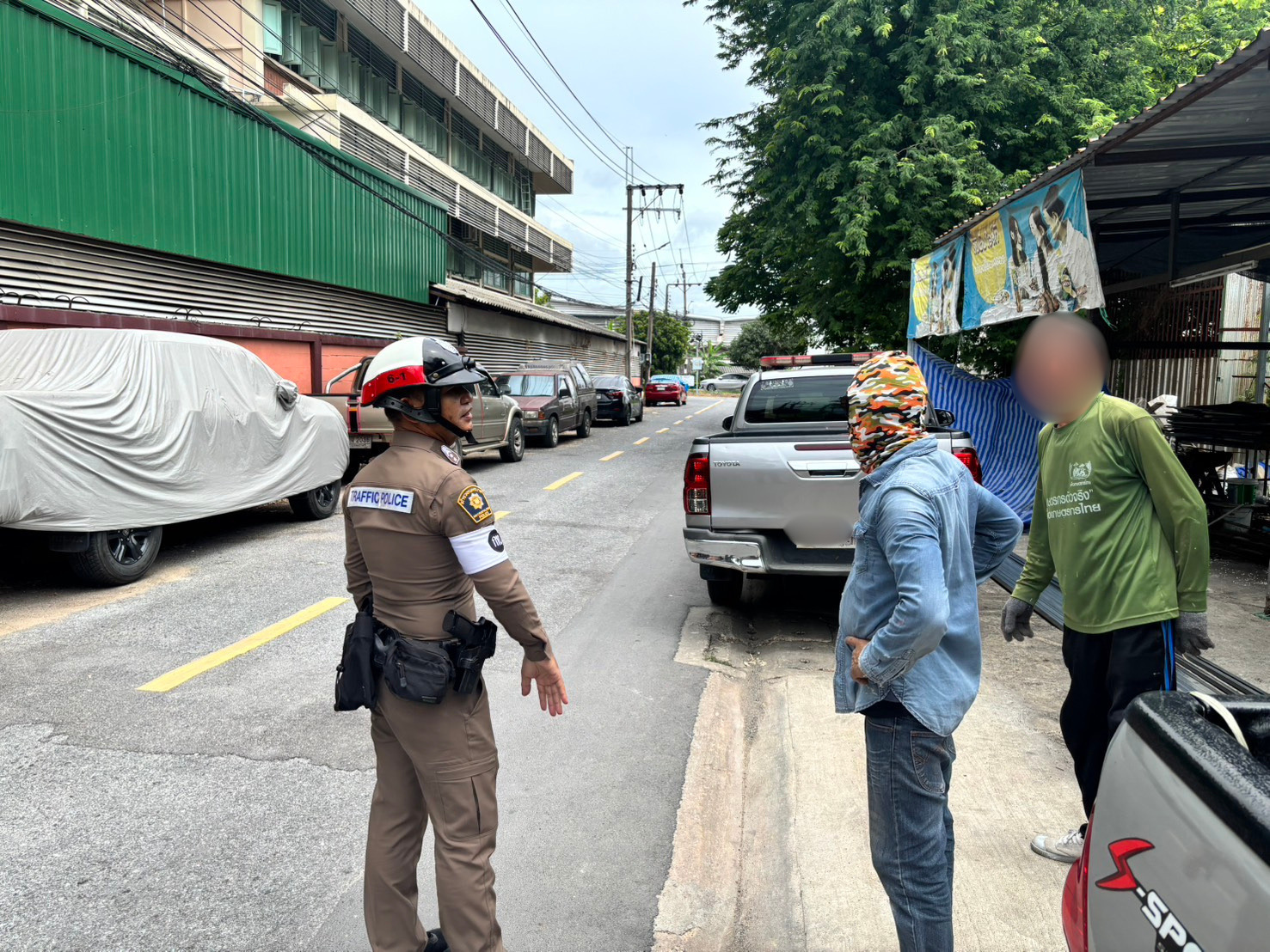 ตำรวจจราจร สน.แสมดำ ร่วมประชาสัมพันธ์ประชาชน